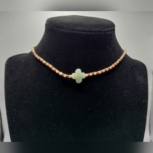 JADE CHOKER STYLE NECKLACE WITH PEARL AND GOLD BEADS.